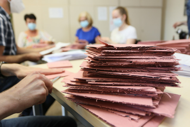 EuropaPress 3964447 26 september 2021 saxonyanhalt halberstadt election workers count the