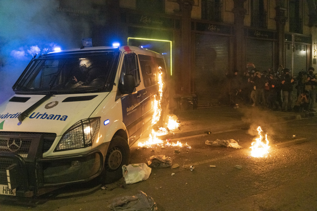 Archivo - Disturbios y destrozos tras la manifestación en defensa de la libertad de Pablo Hasél y los derechos sociales tras 12 días de protestas, en Barcelona (España), a 27 de febrero de 2021. L