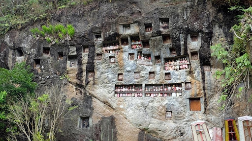 Balcones y tumbas de Lemo, Tana Toraja. Fotografía: J.L. Meneses