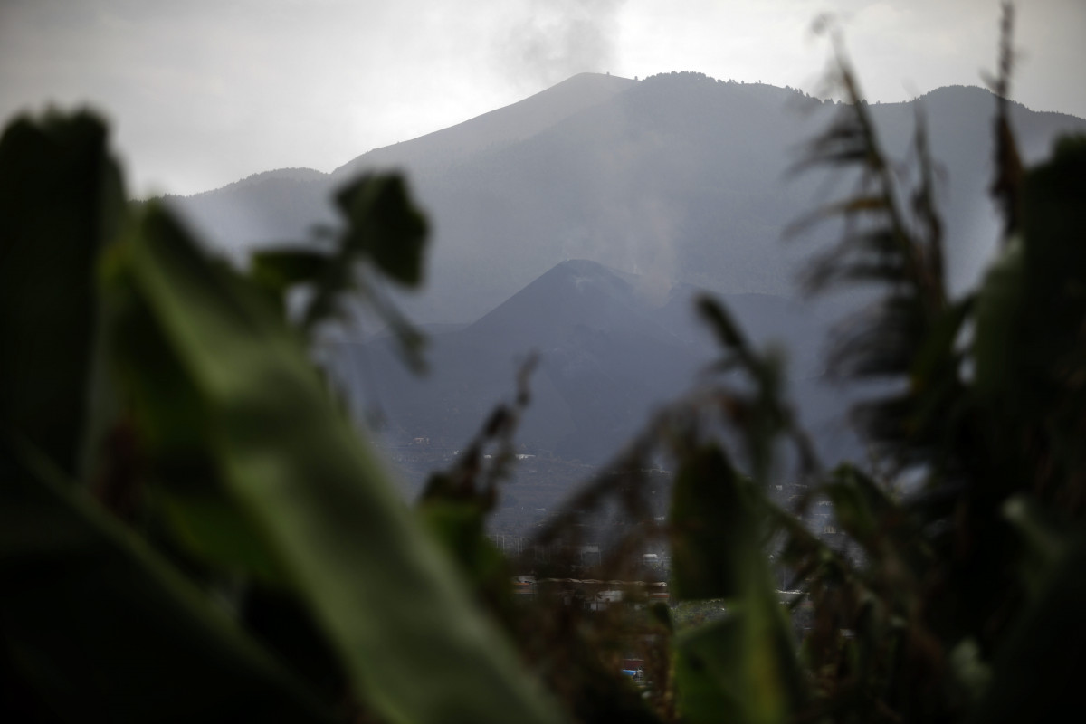 El volcán de Cumbre Vieja en La Palma emite fumarolas de humo, a 27 de septiembre en Las Manchas, La Palma, Santa Cruz de Tenerife, Canarias (España). La actividad sísmica se ha reactivado en La Pa