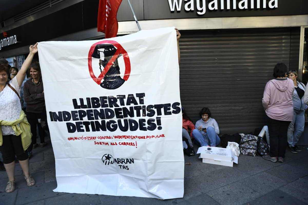 Archivo - Arxiu - Concentració davant l'Audiència Nacional en suport als CDR investigats