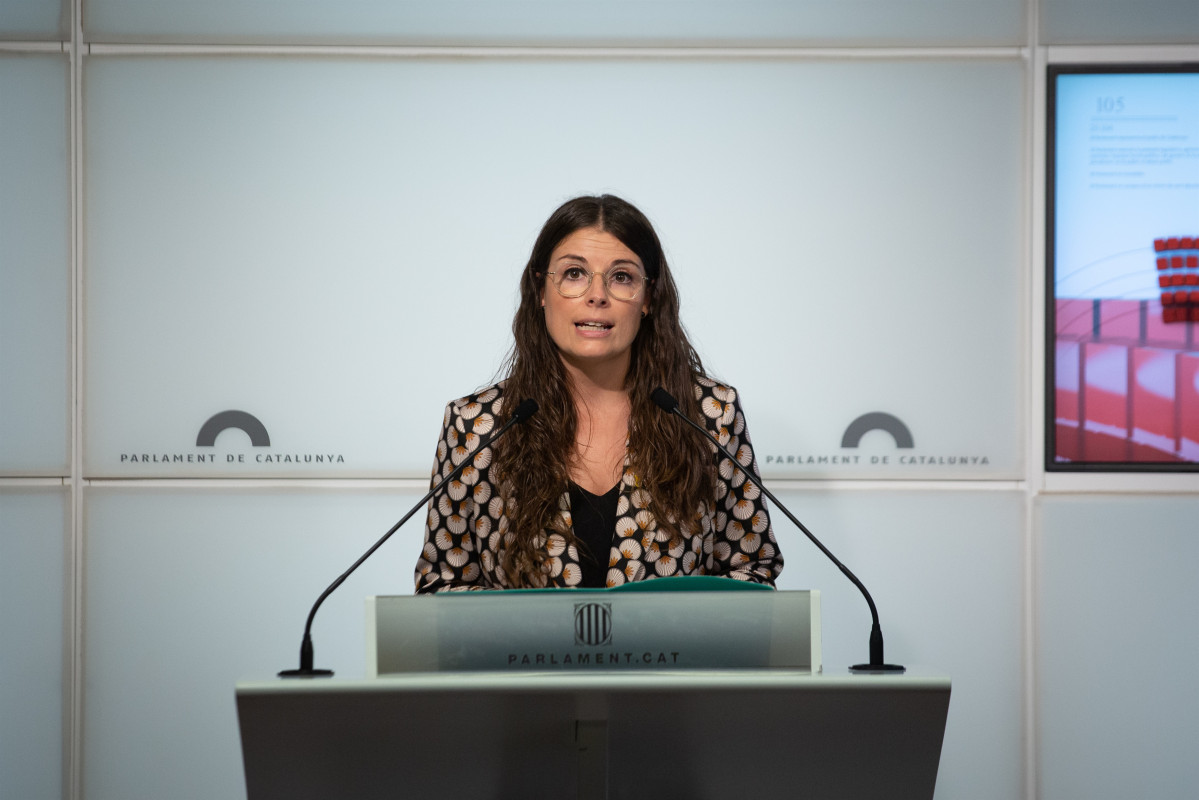 La portavoz de Junts en el Parlament, Mònica Sales, en rueda de prensa en la Cámara catalana el 28 de septiembre de 2021.
