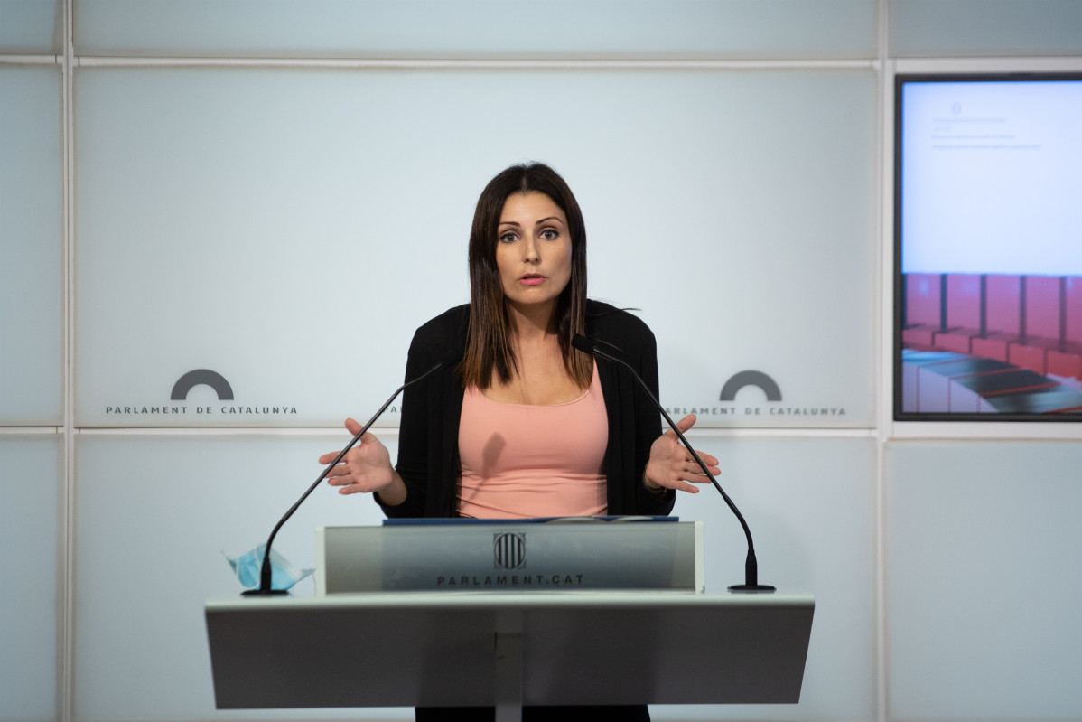 La diputada del PP en el Parlament Lorena Roldán en rueda de prensa en la Cámara catalana el 28 de septiembre de 2021, en Barcelona.