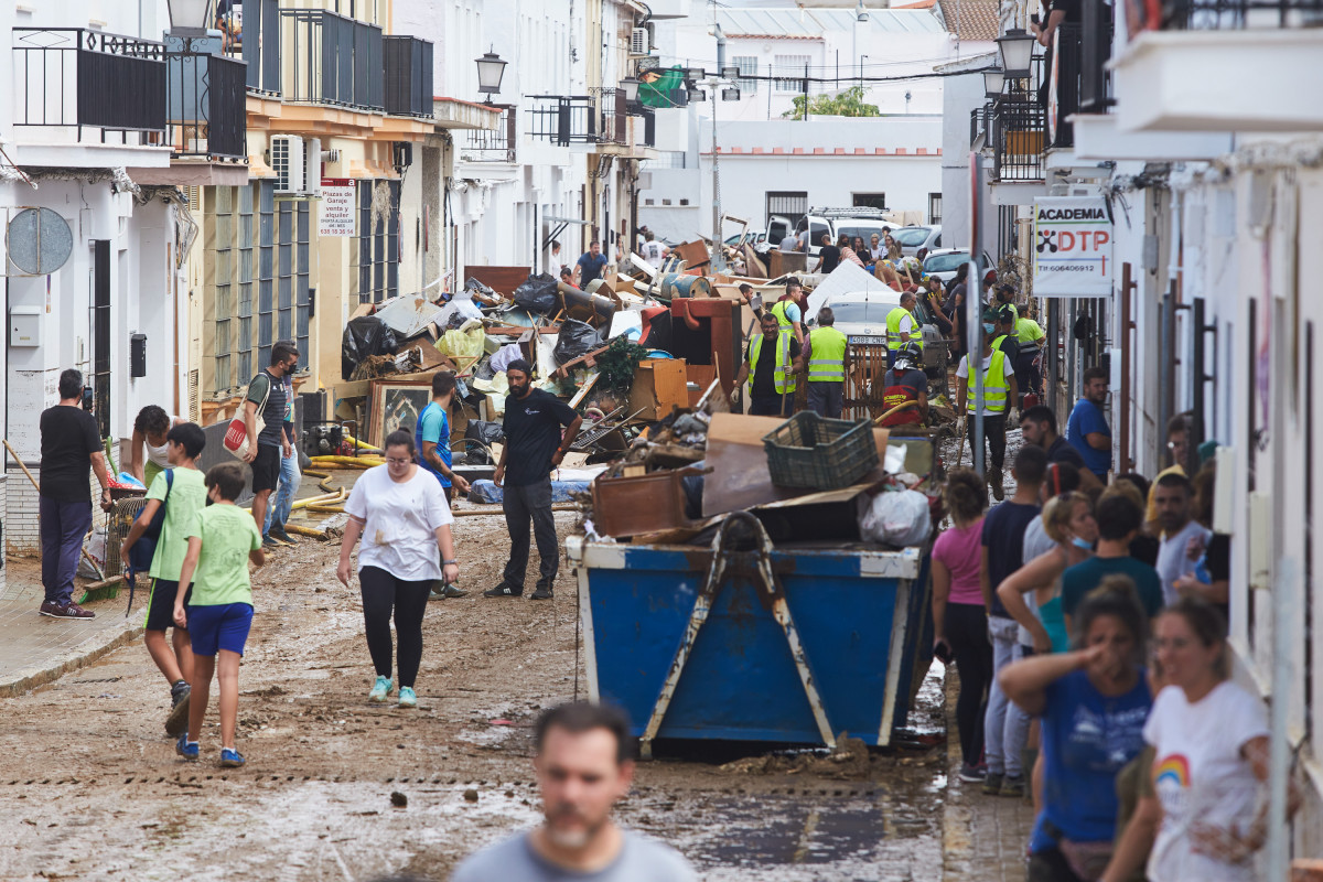 Tareas de limpieza en las calles del pueblo al día siguiente del temporal de lluvia que sufrió la provincia de Huelva a 24 de septiembre 2021 en Lepe (Huelva, Andalucía) .El temporal de lluvias reg