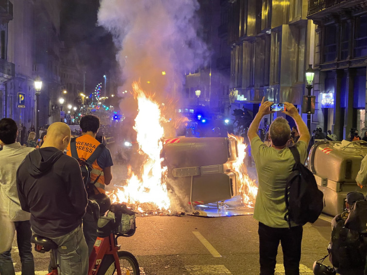 Los CDR levantan barricadas y tiran huevos a la jefatura de Via Laietana por el cuarto aniversario del 1-O