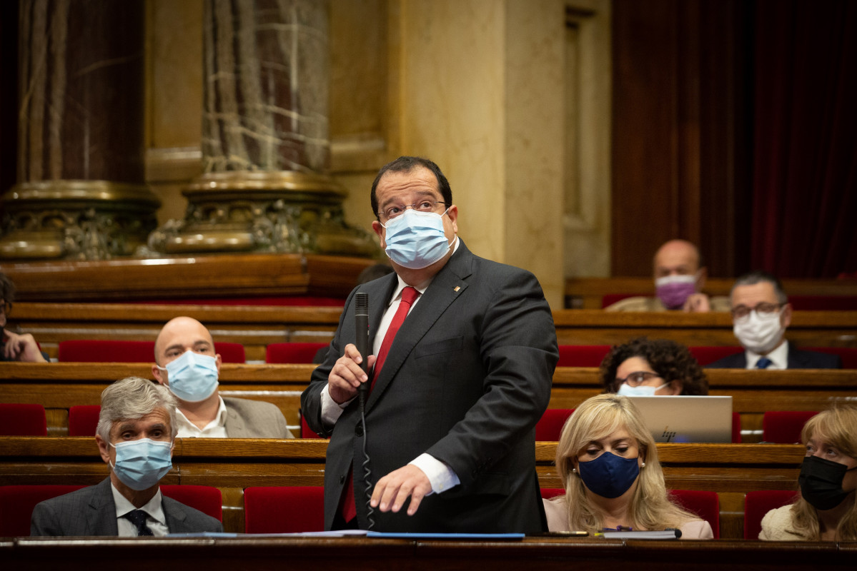 El conseller de Interior de la Generalitat, Joan Ignasi Elena, en sesión de control en el Parlament