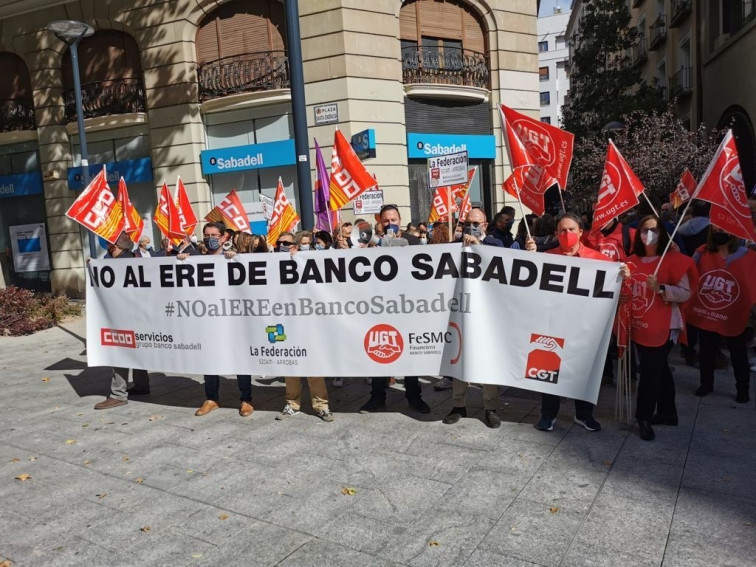 Los trabajadores de Banco Sabadell rechazan las medidas del ERE y vuelven a la huelga este viernes