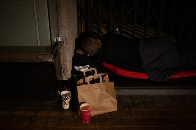 Más del 60% de los sintecho de Barcelona llegaron a la ciudad con casa y 