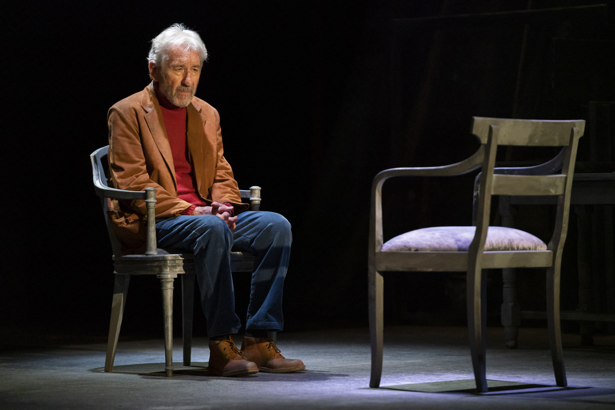 Teatro.Señora de rojo sobre fondo gris.Foto Pablo Sarompas