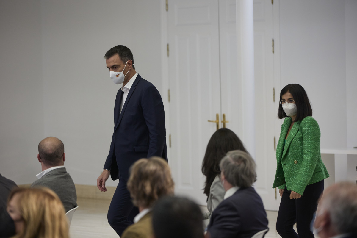 La ministra de Sanidad, Carolina Darias (d) y el presidente del Gobierno, Pedro Sánchez (i), llegan al acto institucional ‘Salud Mental y COVID-19’, en el Palacio de la Moncloa, a 9 de octubre de