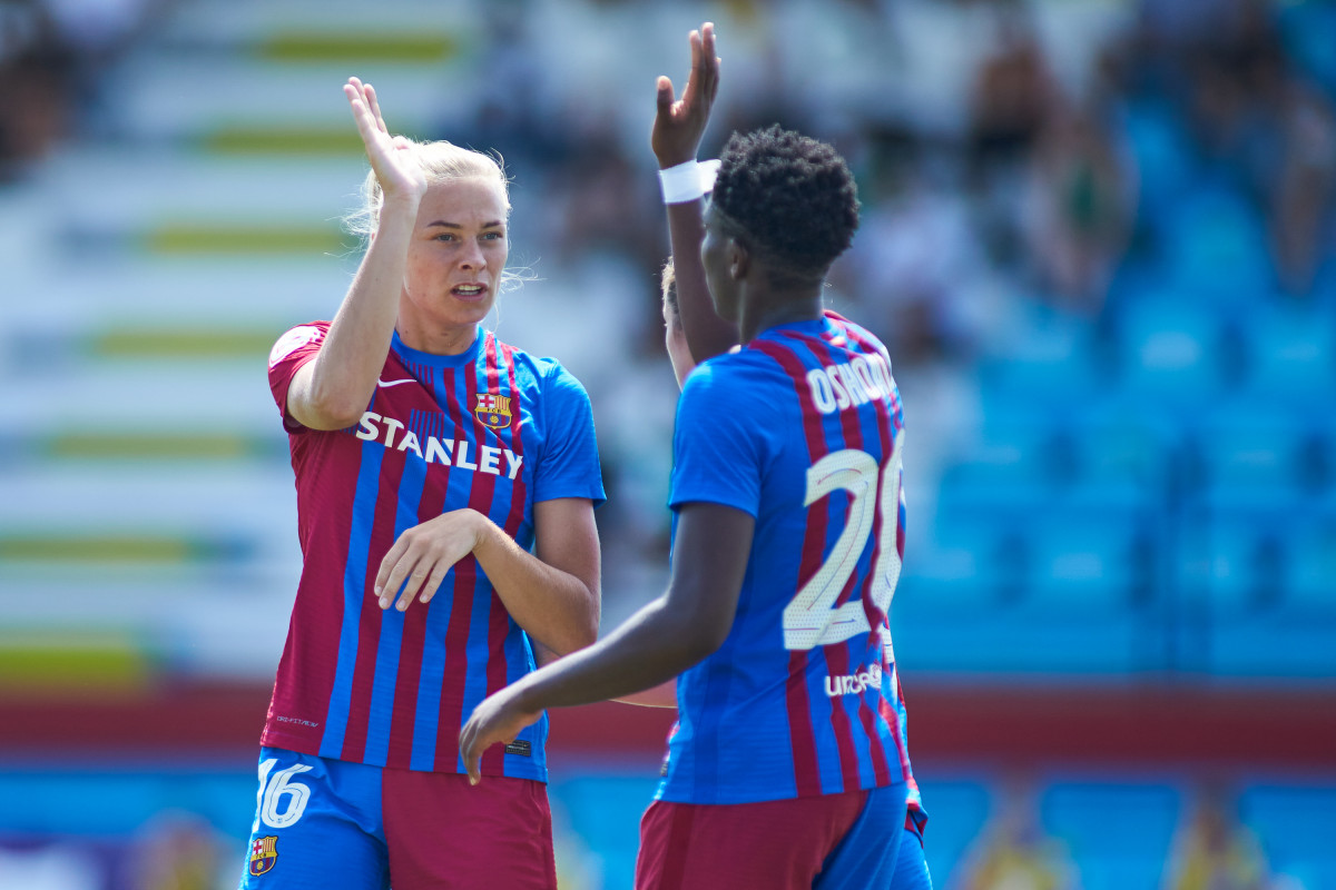 Oshoala celebra junto a Crnogorcevic un gol del FC Barcelona Femenino