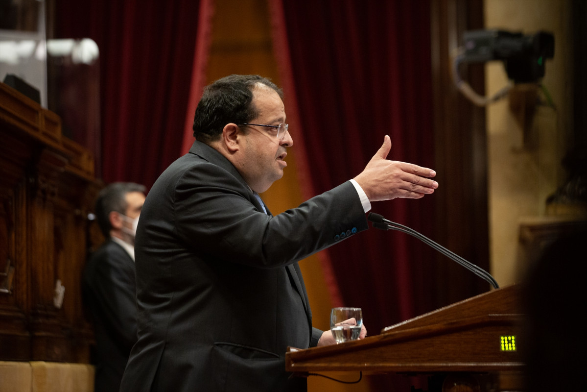 El conseller de Interior de la Generalitat, Joan Ignasi Elena, interviene durante una sesión en el Parlament de Cataluña, donde se ha elegido a Assumpta Escarp como nueva vicepresidenta segunda del 
