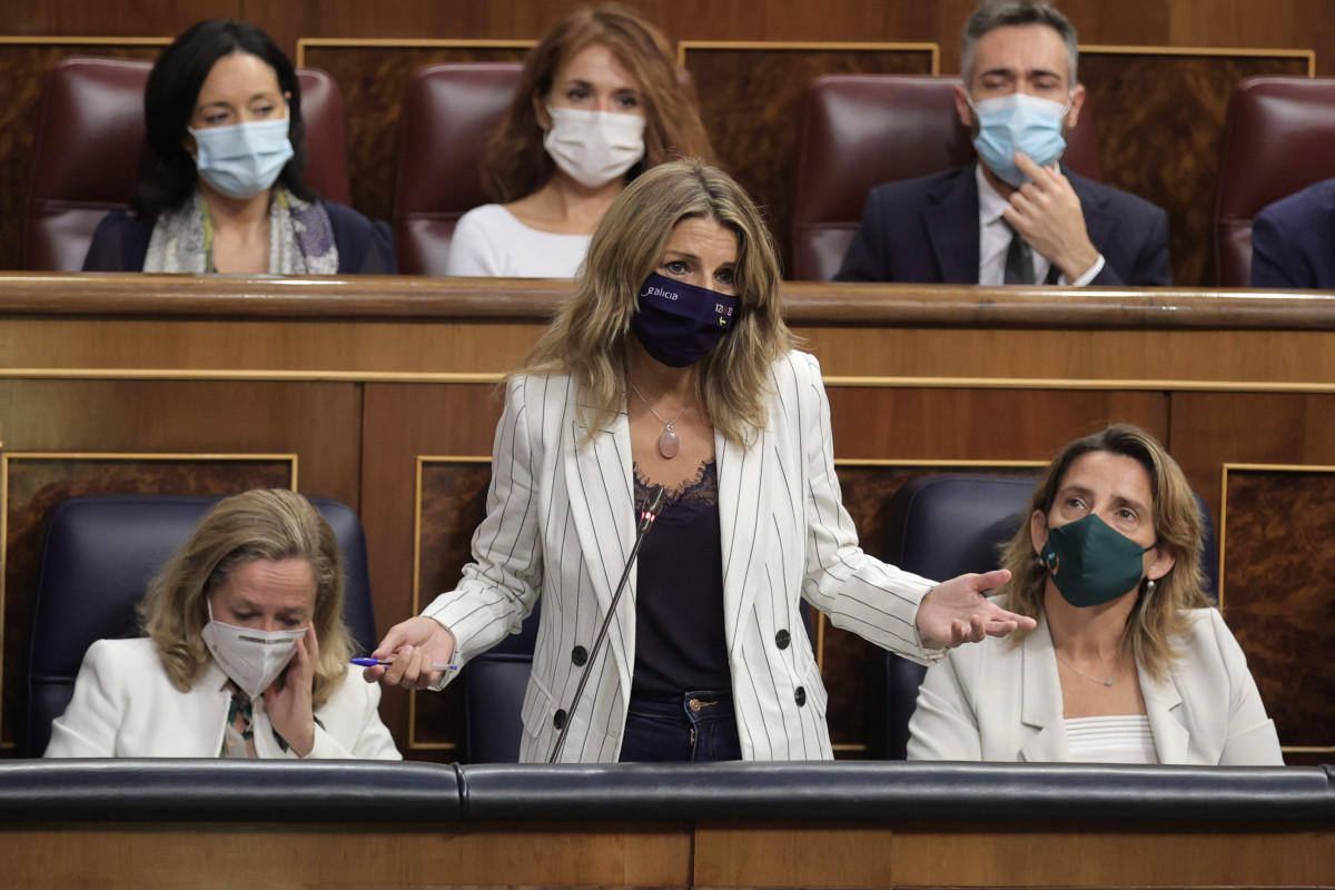 La vicepresidenta segunda del Gobierno y ministra de Trabajo y Economía Social, Yolanda Díaz, interviene en una sesión de control al Gobierno en el Congreso