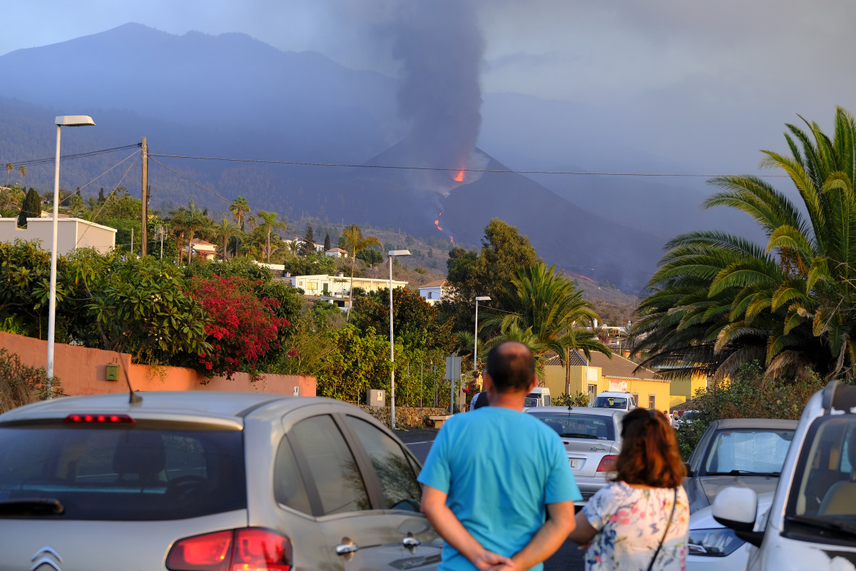 Dos personas contemplan la erupciómn del volcán de Cumbre Vieja