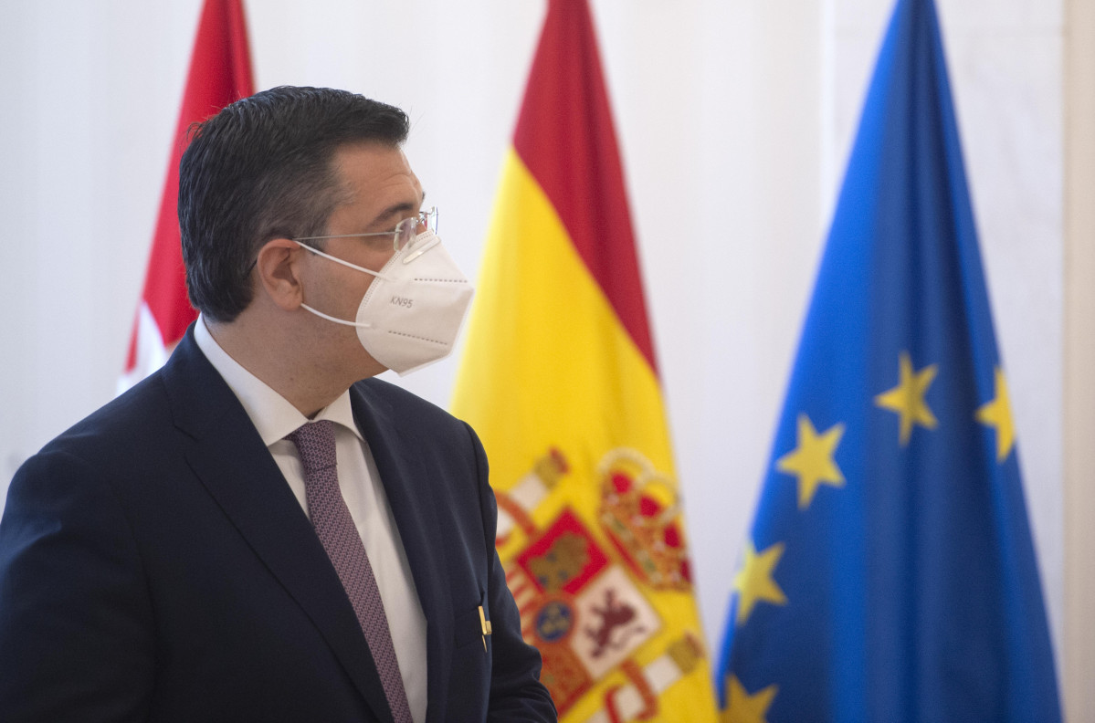 Archivo - El presidente del Comité Europeo de las Regiones, Apostolos Tzitzikostas, tras recibir la Medalla Internacional de la Comunidad de Madrid en la Real Casa de Correos de Madrid, a 24 de junio