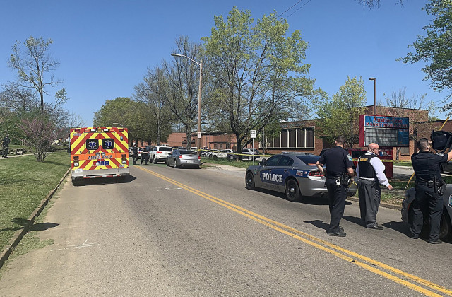 EuropaPress 3641175 12 april 2021 us knoxville police surround austineast magnet high school