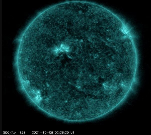 La Región Activa 2882, que se muestra aquí cerca de la mitad del disco solar, estalló con una erupción solar de nivel moderado el 9 de octubre de 2021.