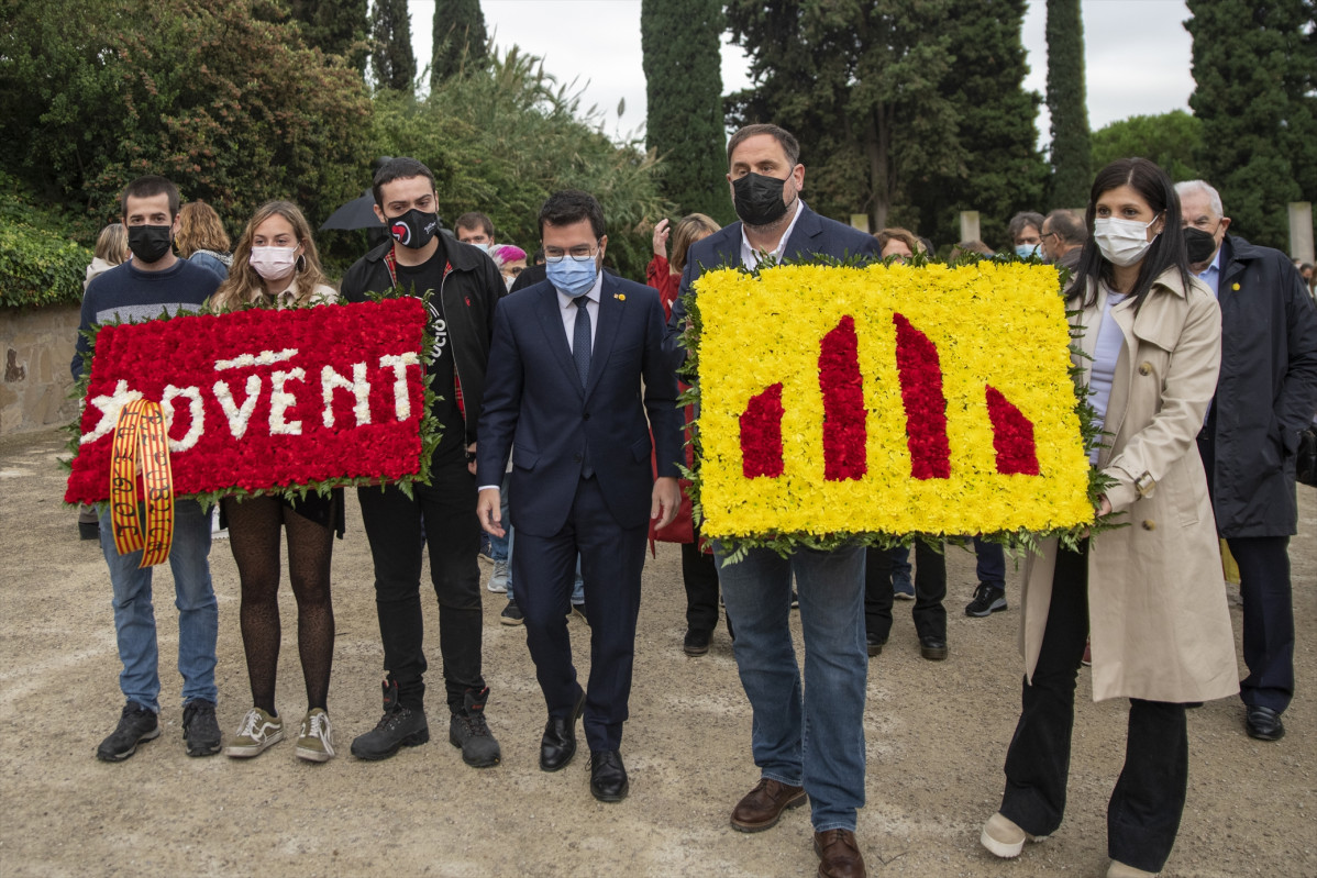 (4I-D) El presidente de la Generalitat, Pere Aragonès; el líder de ERC, Oriol Junqueras; y la secretaria general adjunta y portavoz de ERC, Marta Vilalta, participan en la tradicional ofrenda floral