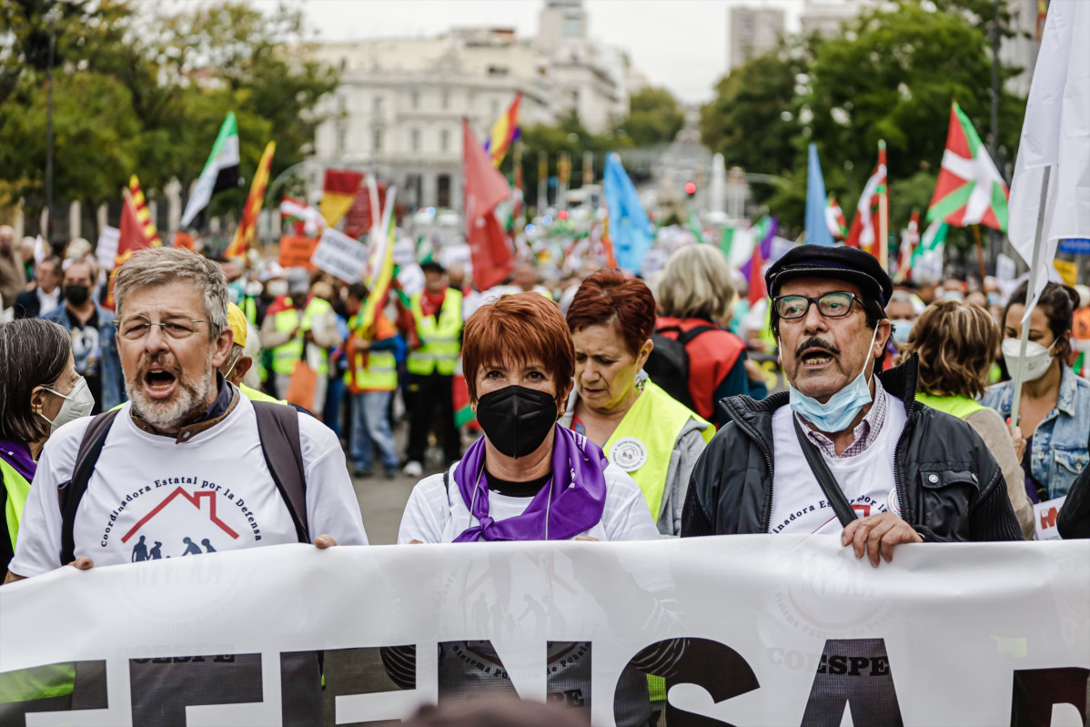Los portavoces nacionales de COESPE ESTATAL, Ramón Franquesa; Conchita Ribera y Ciriaco García, encabezan la concentración de pensionistas por el centro de Madrid, a 16 de octubre de 2021, en Madri