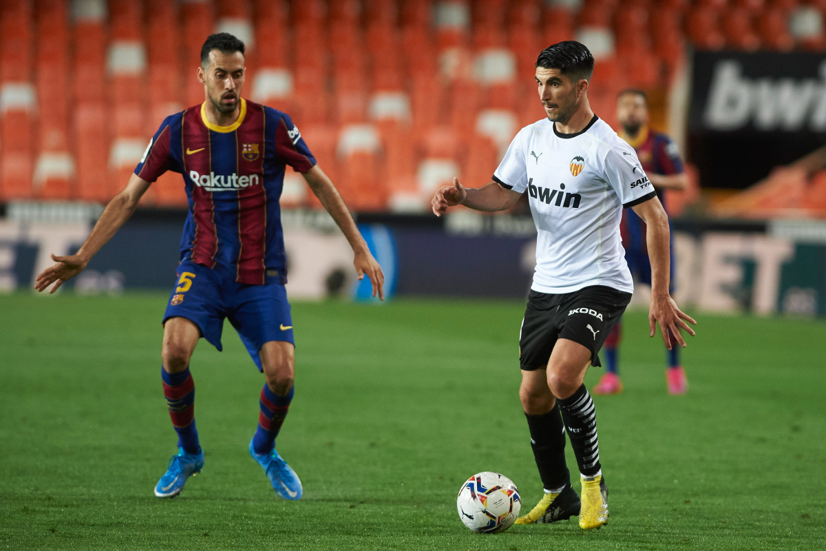 Archivo - Carlos Soler y Sergio Busquets en el Valencia-FC Barcelona de la pasada temporada