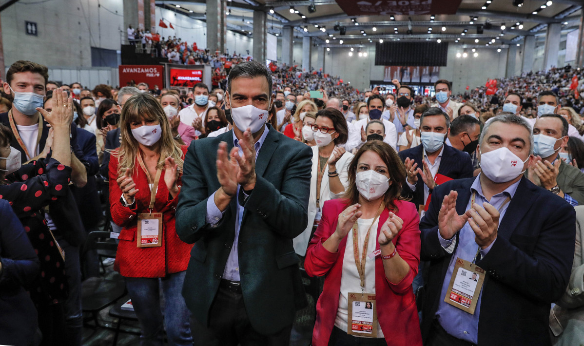 (I-D) La presidenta del PSOE, Cristina Narbona; la esposa de Pedro Sánchez, Begoña Gómez; el presidente del Gobierno y secretario general del PSOE, Pedro Sánchez; la nueva vicesecretaria general d