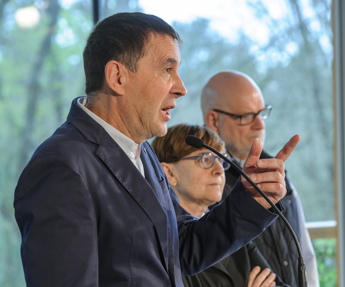 EuropaPress 2695380 i d coordinador general eh bildu arnaldo otegi exconsejera exdirigente psoe