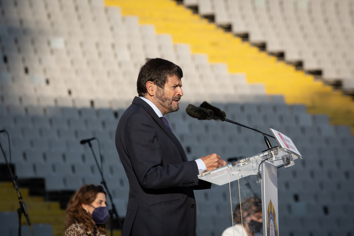 El quinto teniente de alcalde de Barcelona, Albert Batlle, interviene en el acto de bienvenida de la nueva promoción de agentes de la Guardia Urbana, en el Estadio Olímpico, a 14 de octubre de 2021,