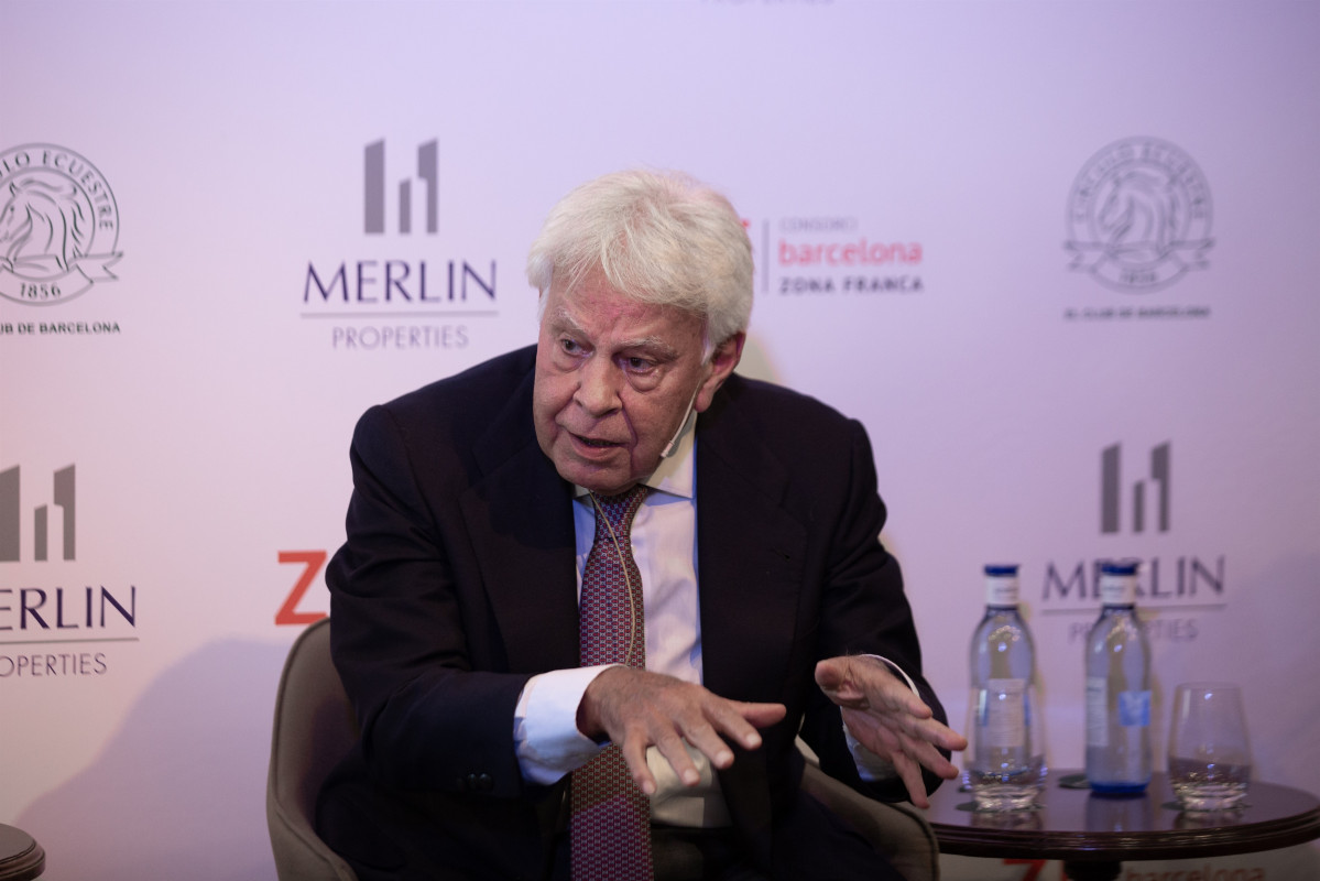 El expresidente del Gobierno Felipe González en un coloquio en el Círculo Ecuestre de Barcelona.