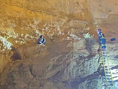 Los Bombers rescatan un escalador que ha caído 10 metros en la montaña de Montjuïc