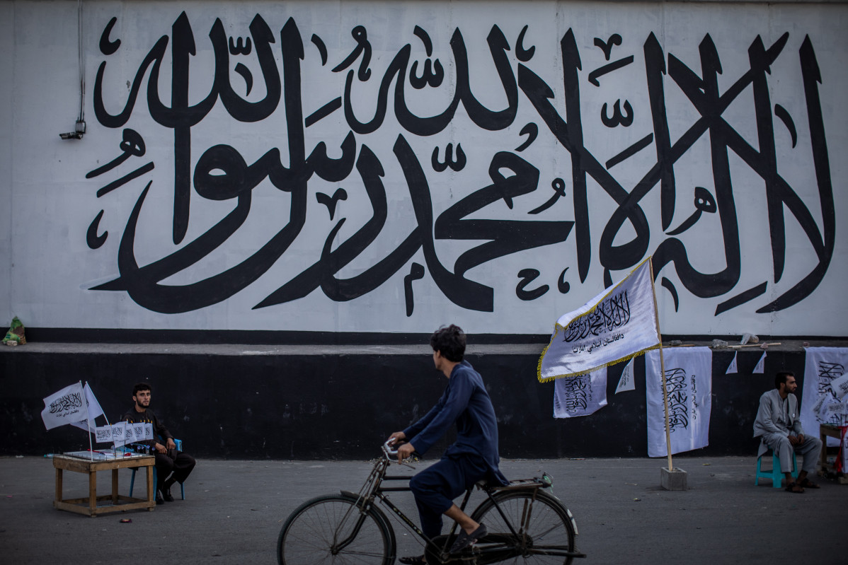 EuropaPress 3959678 24 september 2021 afghanistan kabul afghan men sell taliban flags (1)