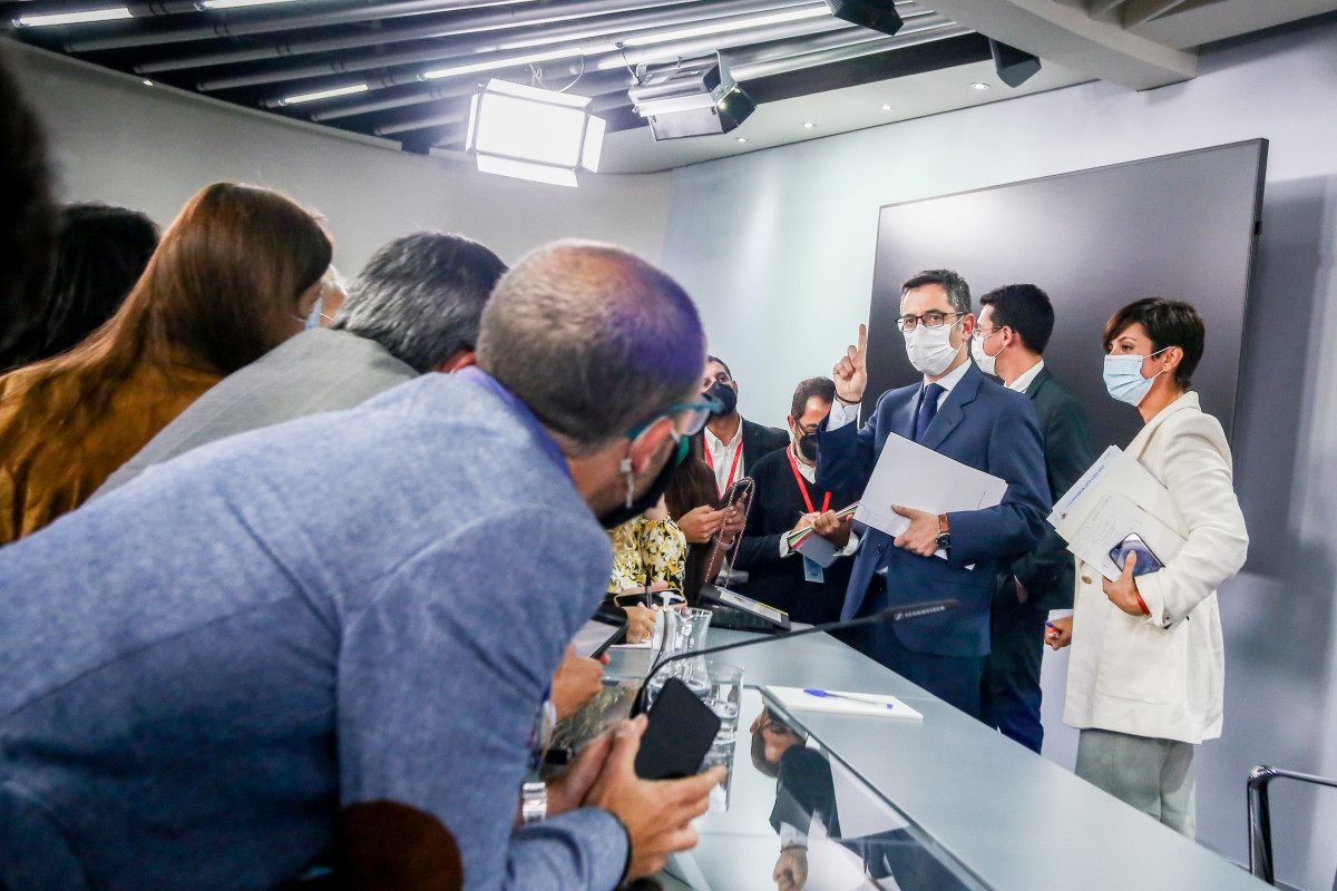 El ministro de la Presidencia, Relaciones con las Cortes y Memoria Democrática, Félix Bolaños, y la ministra de Política Territorial y portavoz del Gobierno, Isabel Rodríguez, atienden a los peri