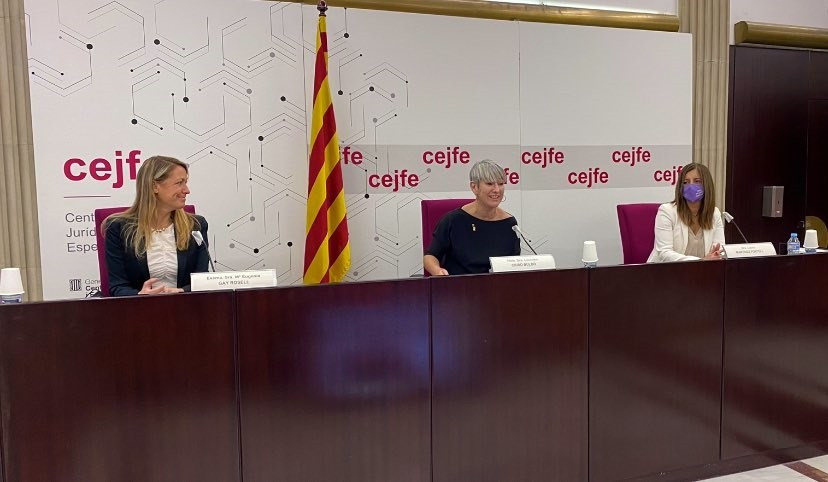 La presidenta del Cicac Maria Eugènia Gay, la consellera Lourdes Ciuró y la directora del CEJFE Laura Martínez inauguran una jornada sobre cambios legislativos relacionados con situaciones de discapacida en el CEJFE, el 22 de octubre de 2021.