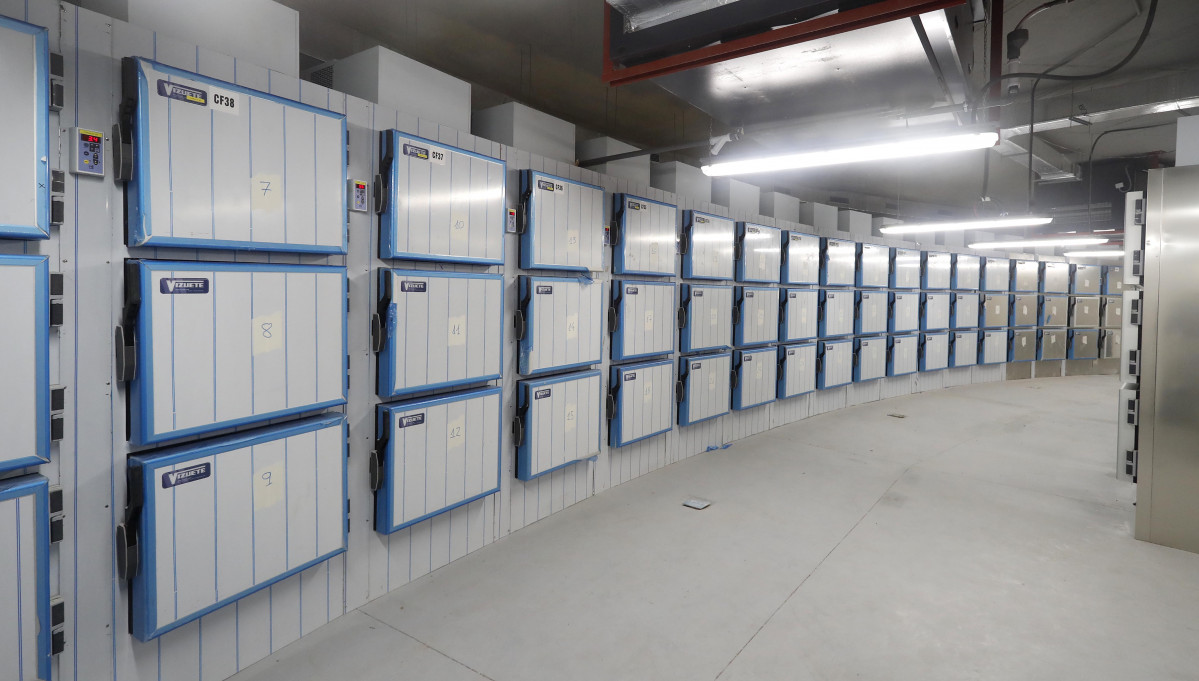 Cámaras funerarias en el edificio conocido como El Dónut, puesto a disposición de las autoridades sanitarias por la Comunidad de Madrid como nueva morgue provisional en las instalaciones de la Ciud