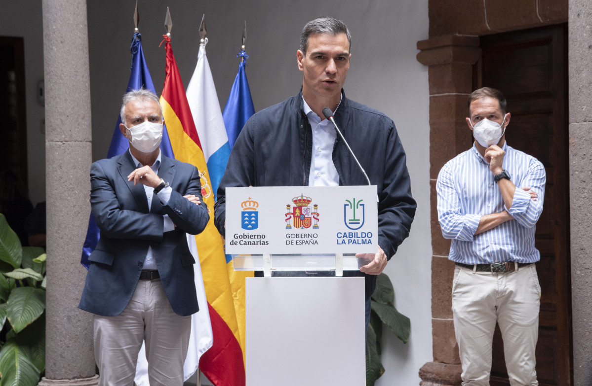 El presidente del Gobierno, Pedro Sánchez, ofrece declaraciones a los medios, después de presidir la reunión del Comité Director del Plan Especial de Protección Civil y Atención de Emergencias p
