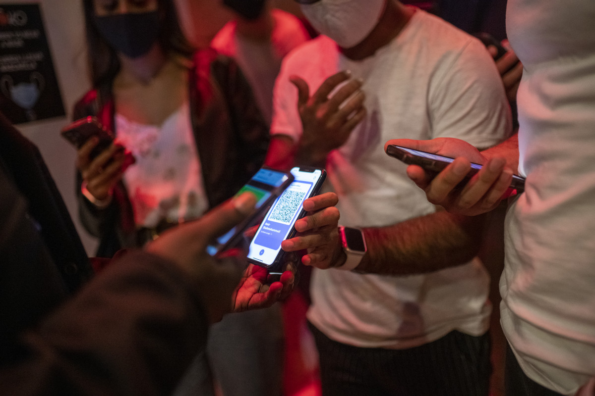 EuropaPress 3990481 persona muestra codigo qr entrar local ocio nocturno misma noche entra
