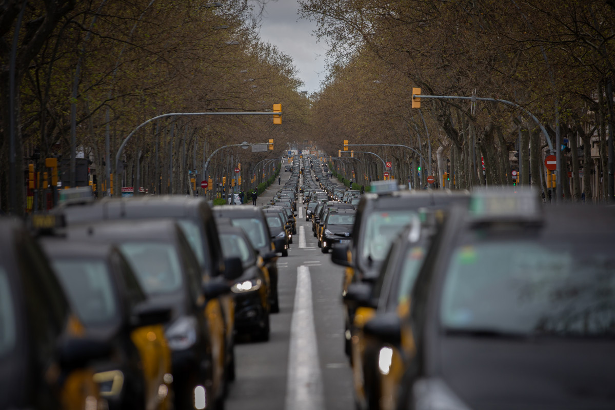 Archivo - Fila de taxistas en una imagen de archivo