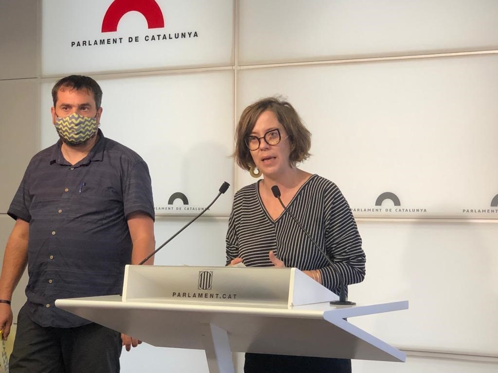 Los diputados de la CUP en el Parlament Eulàlia Reguant y Dani Cornellà en rueda de prensa en la Cámara catalana.