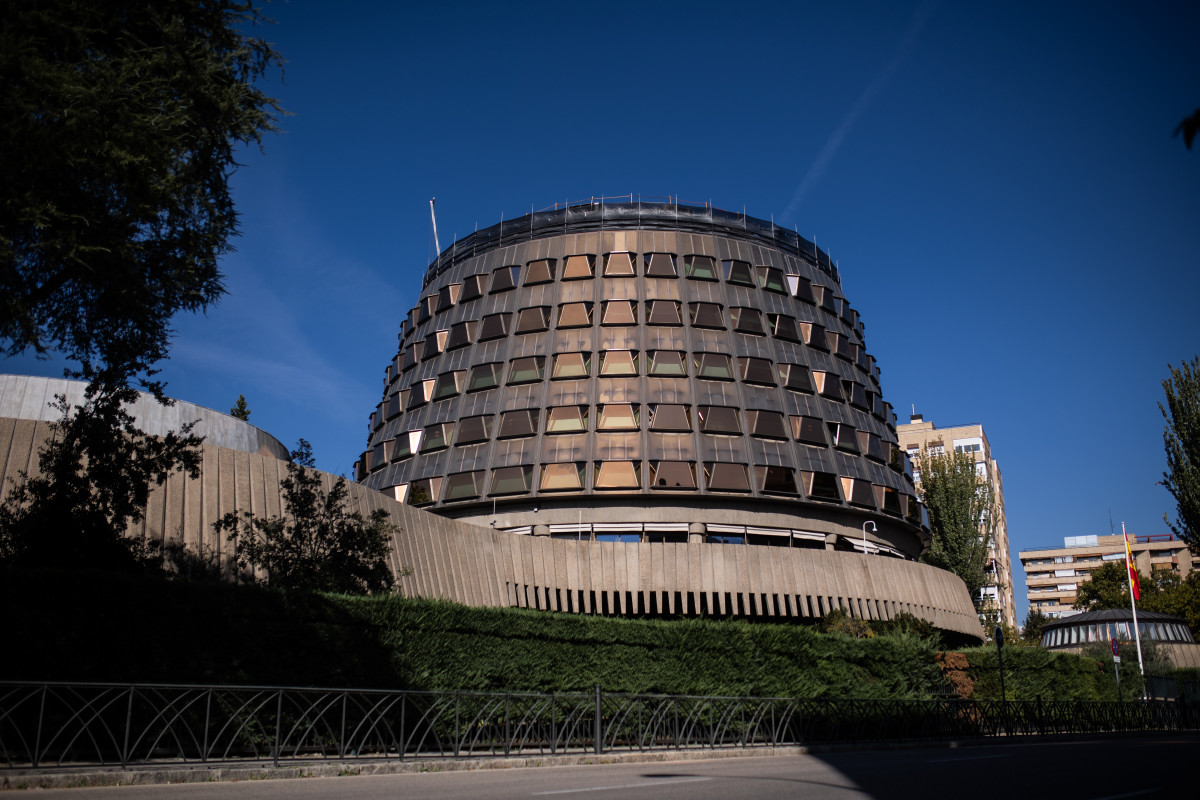 Fachada del Tribunal Constitucional, a 15 de octubre de 2021, en Madrid (España). El Gobierno y el PP han llegado a un acuerdo este jueves que permitirá renovar el Tribunal Constitucional, el Tribunal de Cuentas, el Defensor del Pueblo y la Agencia de Pro