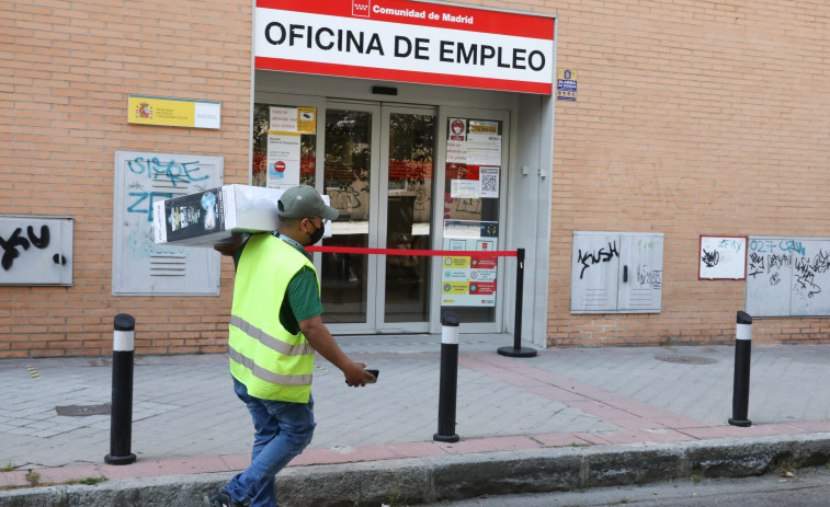El paro crece en Catalunya impulsado por el sector servicios y el fin de la temporada turística