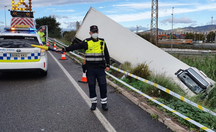 Un camión de 40 toneladas se sale de la vía y cae en la cuneta de la Ronda Litoral