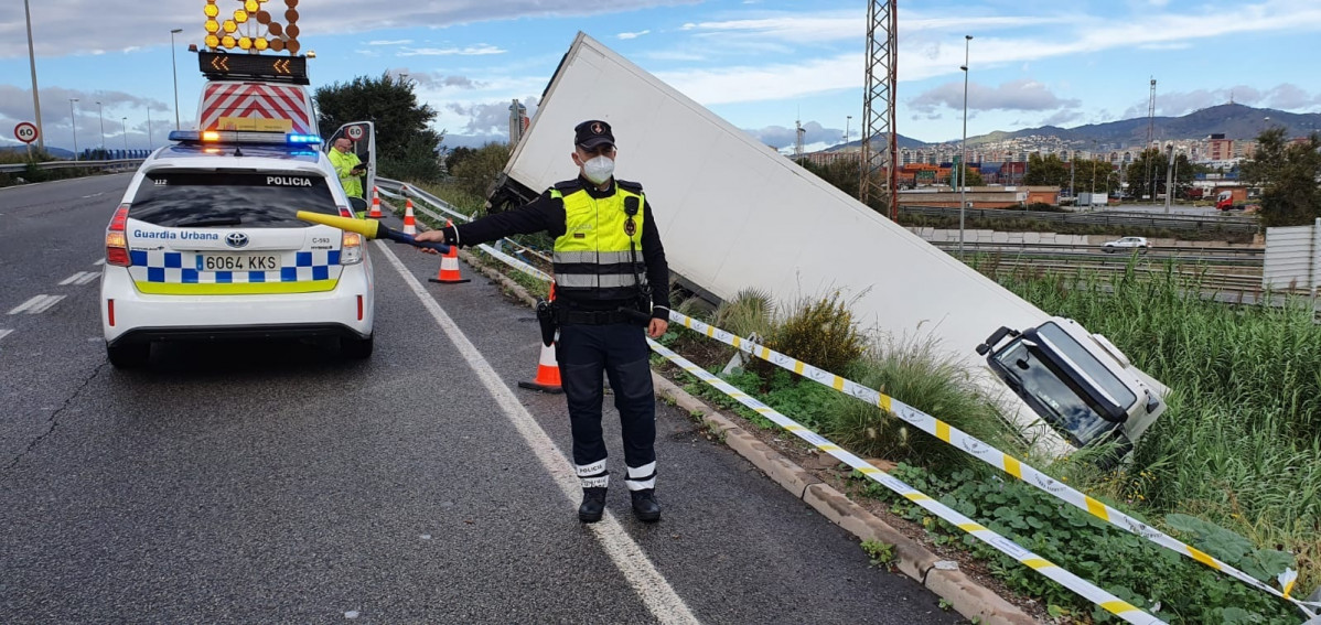 El camión accidentado en la Ronda Litoral de Barcelona.