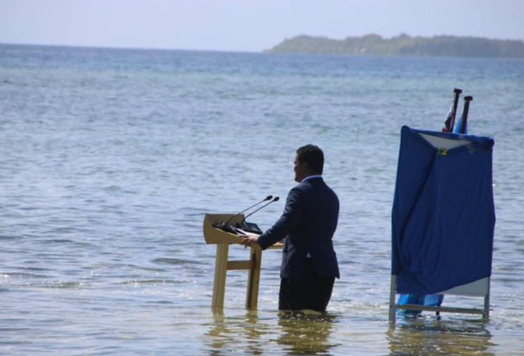 Posando con agua hasta las rodillas el canciller de Tuvalu advierte sobre el aumento del nivel del mar