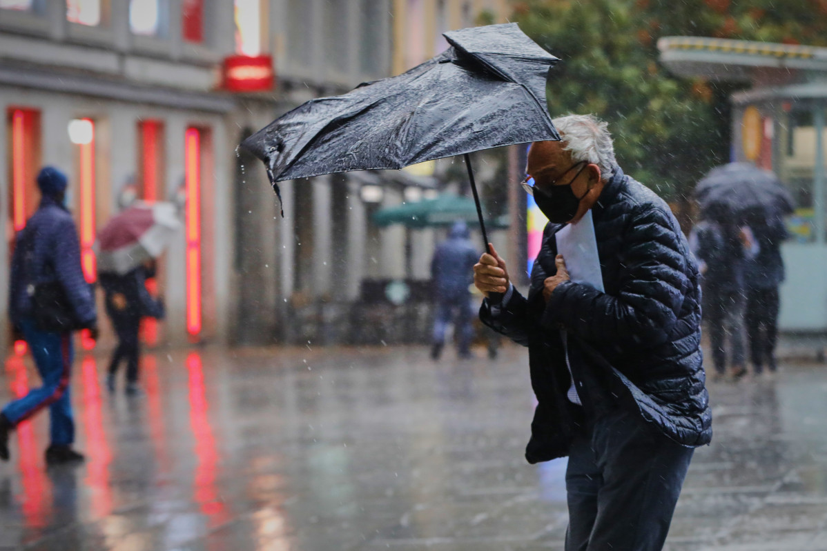 Archivo - Una persona camina por el centro de la capital en una jornada marcada por las lluvias y la bajada de temperaturas, en Madrid, (España), a 2 de octubre de 2020. Esto se debe a la llegada de 