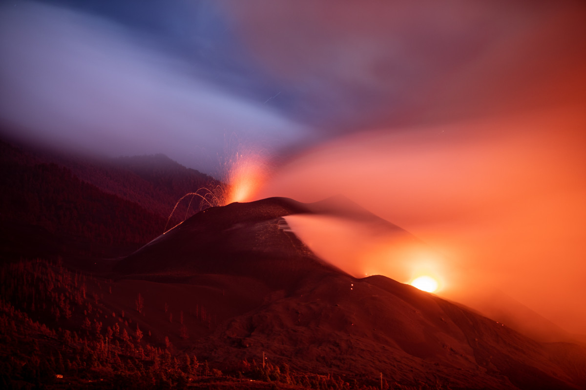 Nube de ceniza y lava que salen del volcán de Cumbre Vieja, a 12 de noviembre de 2021, en Tacande de Abajo, Santa Cruz de Tenerife, Canarias, (España). Según el satélite Copernicus, que ha actuali