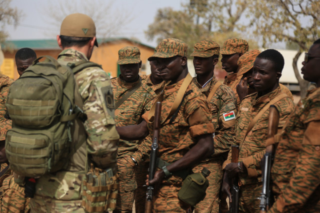 EuropaPress 3933151 grupo soldados ejercito burkina faso