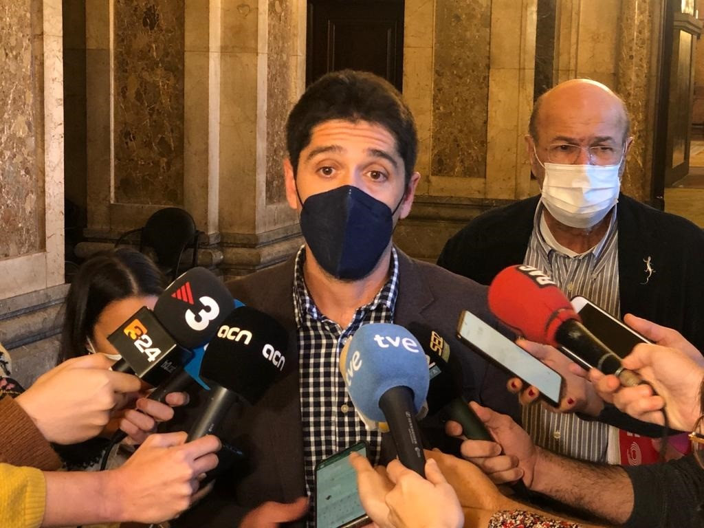 El portavoz de los comuns, David Cid, y el diputado Joan Carles Gallego en declaraciones a los periodistas el 19 de noviembre de 2021, en el Parlament.