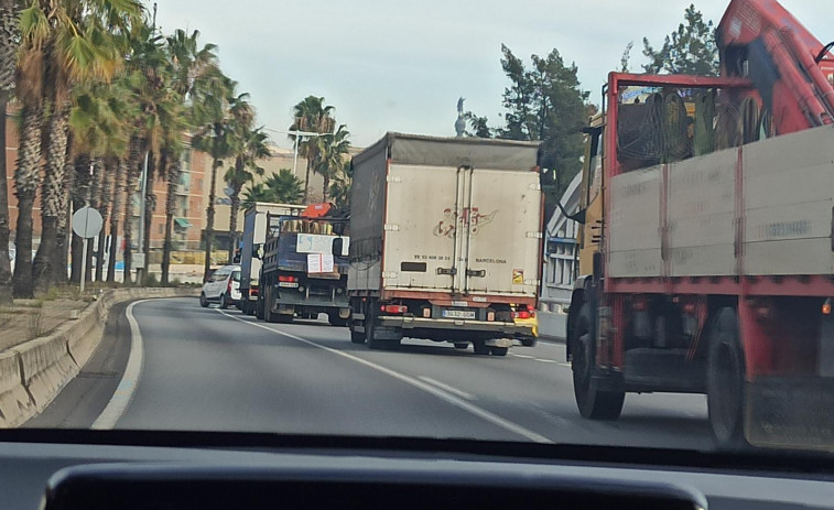 VÍDEO. Largas colas en la Ronda Litoral por las protestas de camioneros en Barcelona