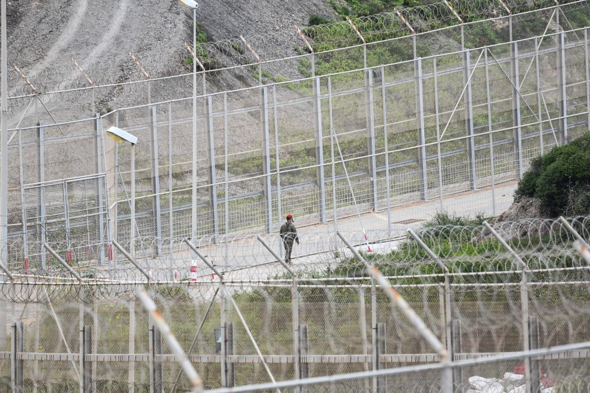 Archivo - Perímetro fronterizo de España con Marruecos en la frontera de Ceuta en una imagen de archivo