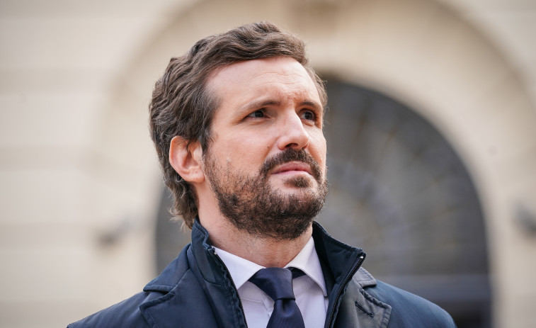 El PP dice que Casado fue a misa sin saber que era por Franco y acusa al PSOE de sacarlo para tapar el pacto con Bildu