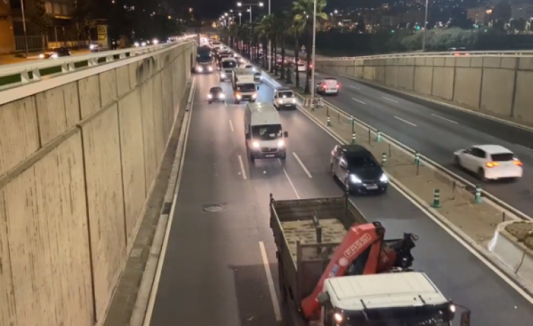 Colas kilométricas en la Ronda Litoral y en la C-58 por la segunda marcha lenta de transportistas